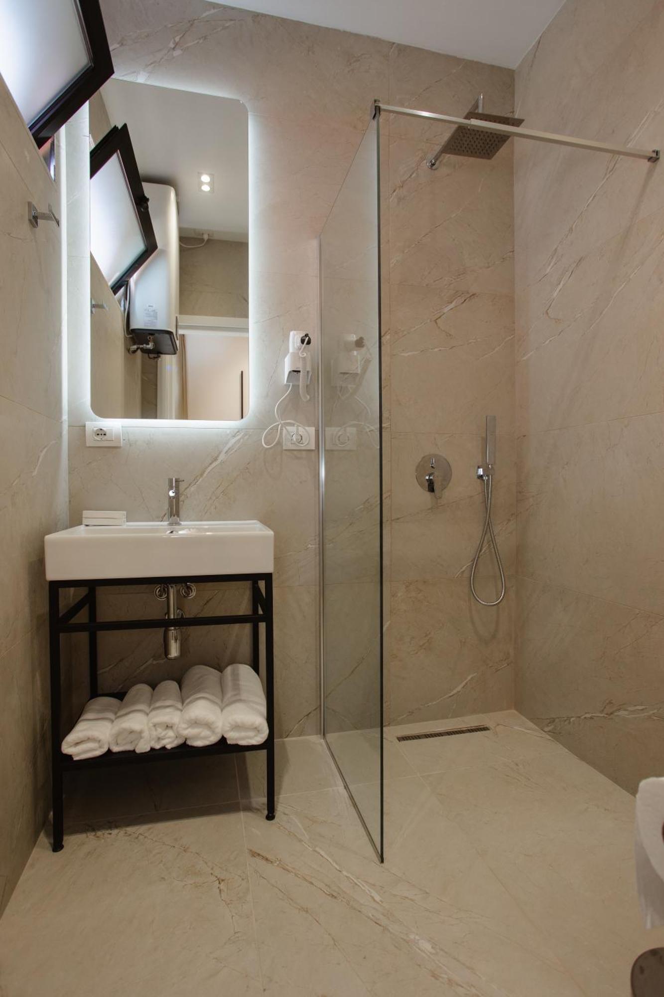 Downtown Hotel Shkoder Exterior photo